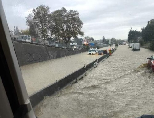 «Ασυνήθιστες βροχοπτώσεις» πλήττουν τη Γαλλία – Σε κόκκινο συναγερμό έξι διαμερίσματα