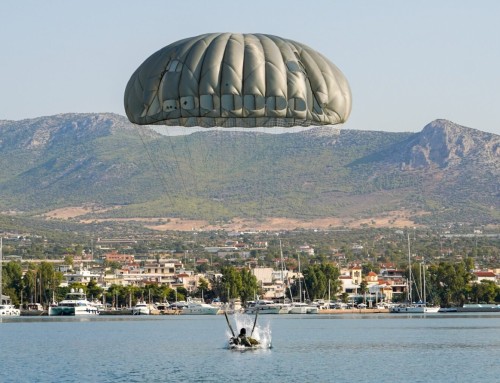 ΓΕΕΘΑ: Άλμα του στρατηγού Χούπη από Σινούκ με αλεξίπτωτο