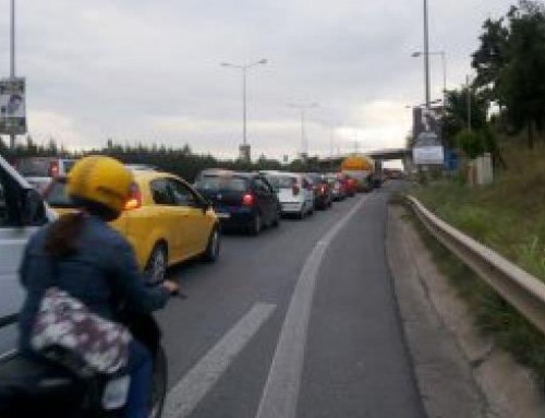 Θεσσαλονίκη: Φορτηγό έπεσε σε κολόνα και αυτή σε διερχόμενο αυτοκίνητο