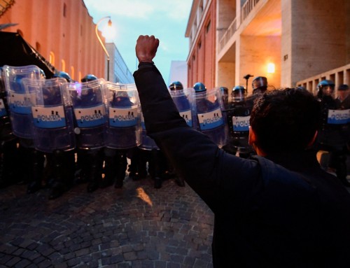 G7: Συγκρούσεις μεταξύ διαδηλωτών και αστυνομίας στο Τορίνο